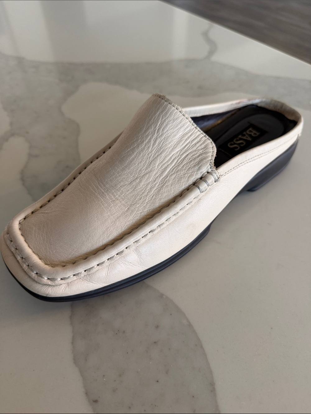 Bass Women’s Cream ivory Leather Slip-On Mule with Black Sole. Size 8